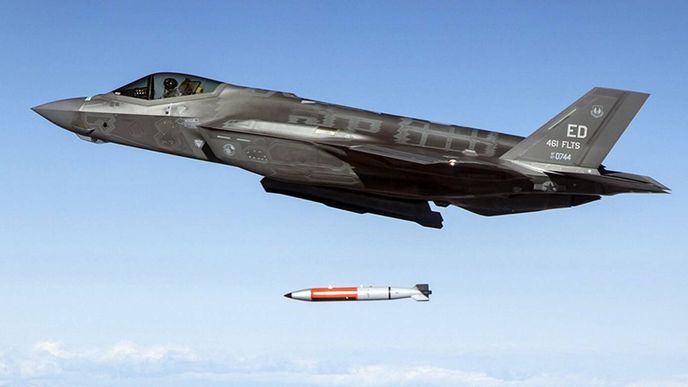 Stíhačka F-35 testuje odhoz modernizované americké jaderné pumy B61-12
