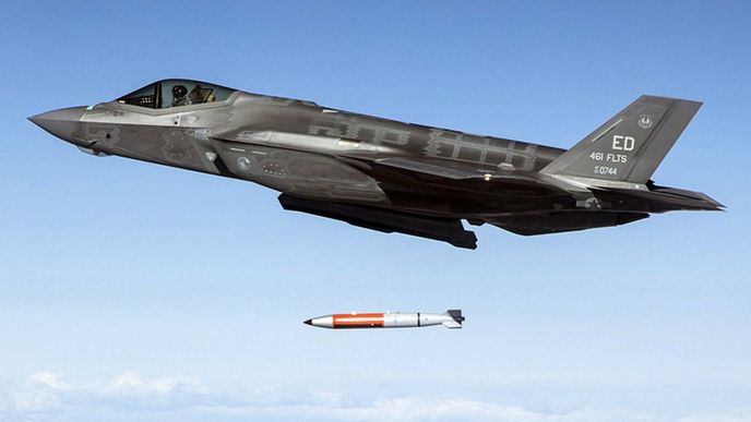 Stíhačka F-35 testuje odhoz modernizované americké jaderné pumy B61-12 Stíhačka F-35 testuje odhoz modernizované americké jaderné pumy B61-12