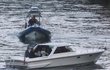 Exprezident Obama vyrazil ve člunu na italské jezero, společnost mu dělal herec Clooney s manželkou Amal, bývalá první dáma Michelle Obamová a starší dcera Malia.