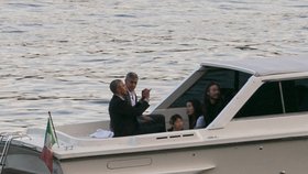 Exprezident Obama vyrazil ve člunu na italské jezero, společnost mu dělal herec Clooney s manželkou Amal, bývalá první dáma Michelle Obamová a starší dcera Malia.