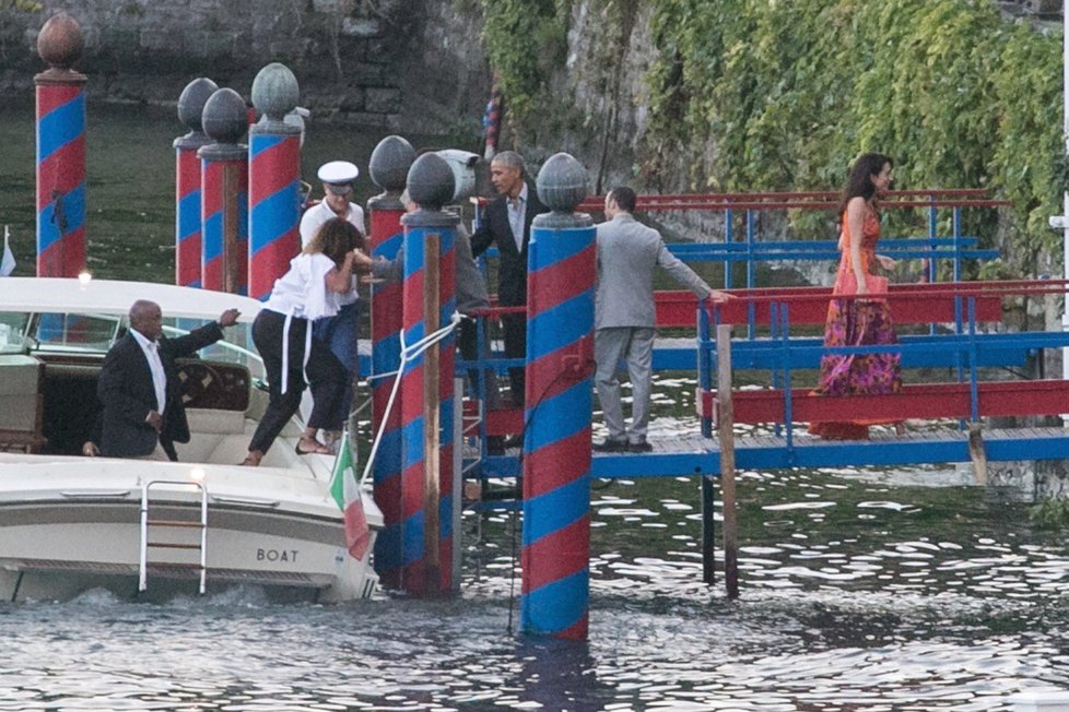 Exprezident Obama vyrazil ve člunu na italské jezero, společnost mu dělal herec Clooney s manželkou Amal, bývalá první dáma Michelle Obamová a starší dcera Malia.