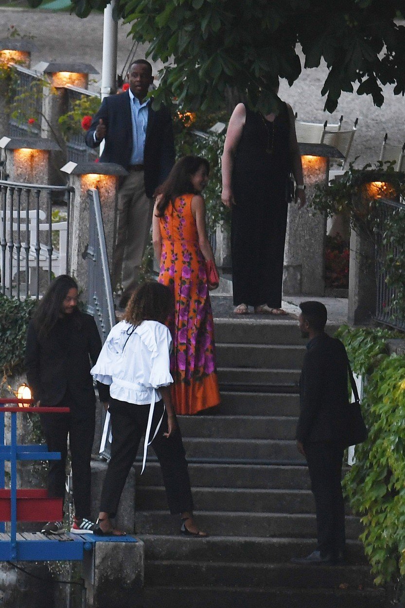 Exprezident Obama vyrazil ve člunu na italské jezero, společnost mu dělal herec Clooney s manželkou Amal, bývalá první dáma Michelle Obama a starší dcera Malia.