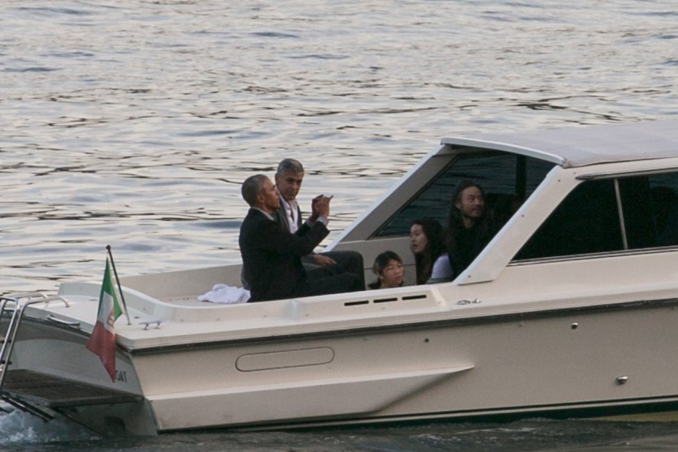Exprezident Obama vyrazil ve člunu na italské jezero, společnost mu dělal herec Clooney s manželkou Amal, bývalá první dáma Michelle Obama a starší dcera Malia.