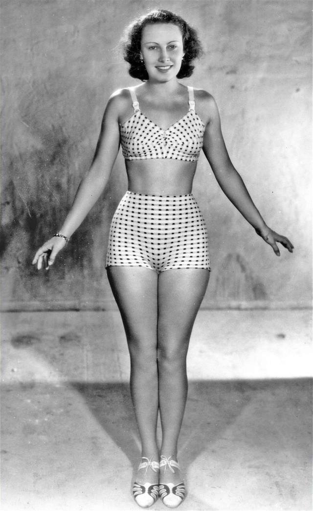 1938 - Plavkyně: Baarová byla módní ikona nejen v Československu, ale i v Německu. Svými modely vyrážela dech nejen na honosných společenských akcích, ale i ve volném čase u jezera Wannsee. Za postavu se rozhodně nestyděla.