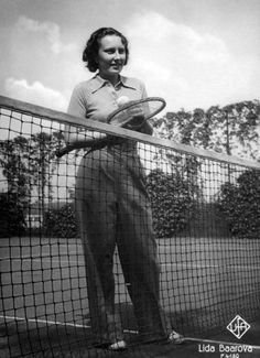 Tenistka: Lídu obdivovaly muži nejen kvůli její kráse, ale také proto, jak byla na svou dobu moderní a sportovně nadaná. Milovala tenis.