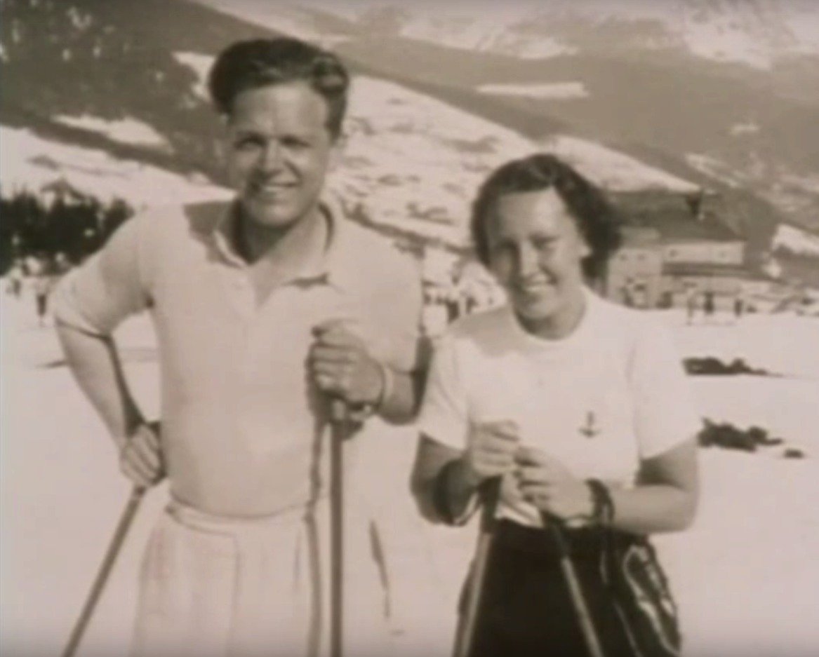 1936 - Lyžařka: Než začala udržovat milostný poměr s Goebbelsem, žila s německým idolem Gustavem Fröhlichem. A právě s ním trávila spoustu času na horách. Jejich zimní dovolená v Davosu se dokonce dostala i do Renčova velkofilmu.