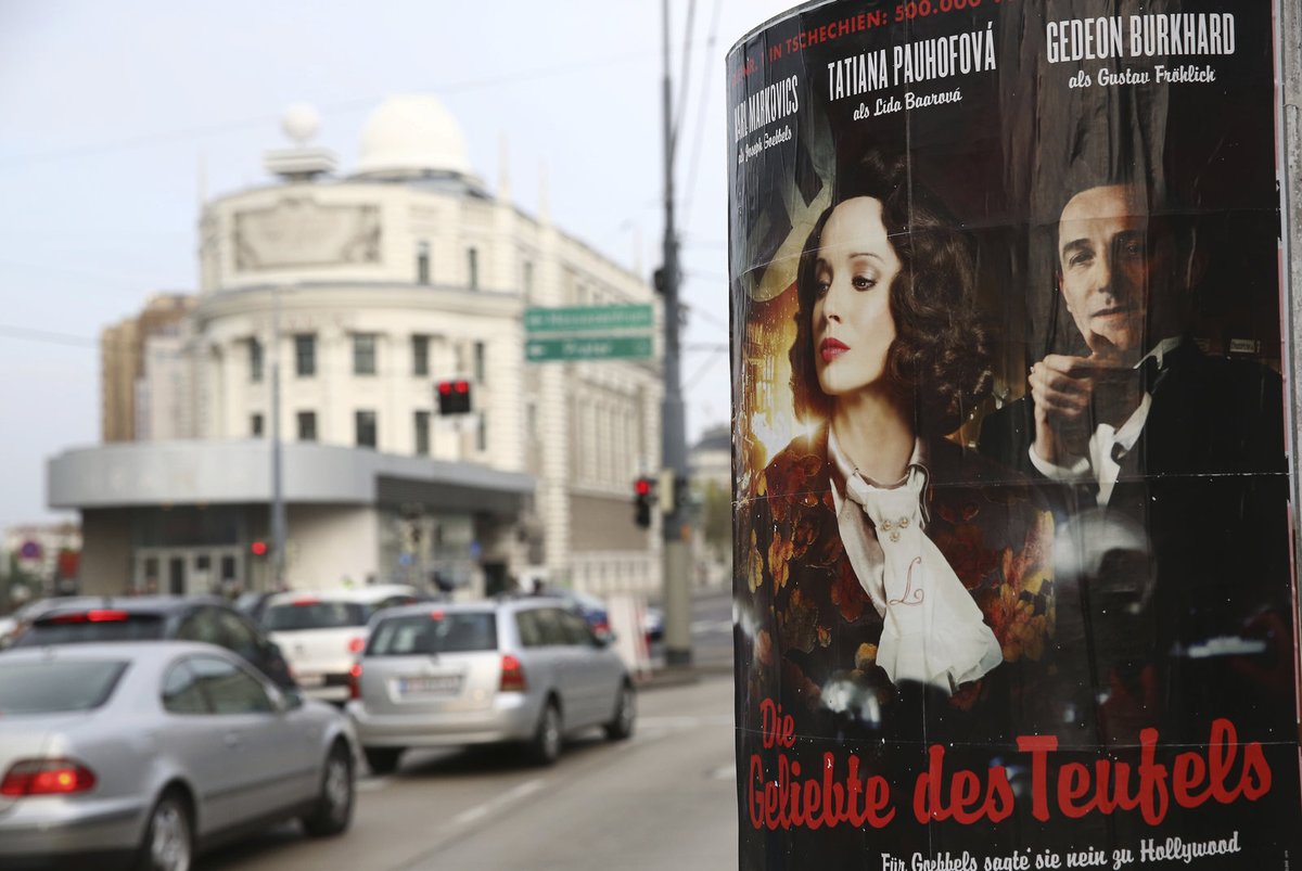 Plakáty na velkofilm jsou ve Vídni na každém kroku.