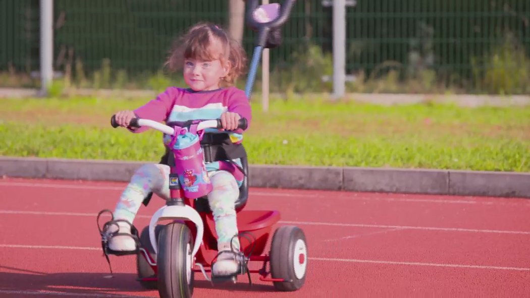 Dcera Jaroslava Báby Rebeka na oblíbené tříkolce