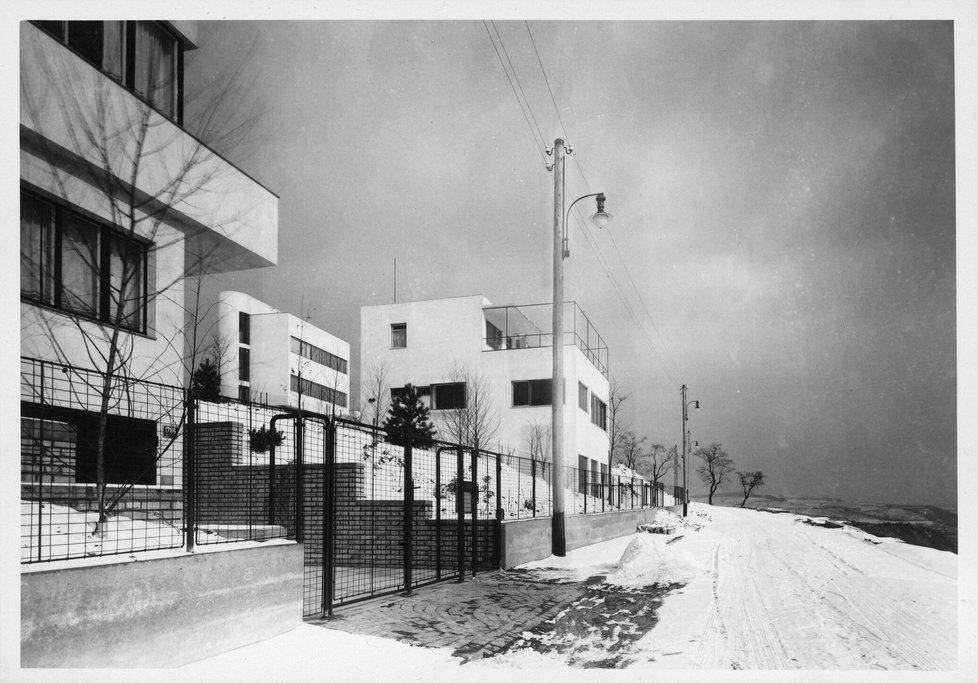 Vlevo část vily Václava Mauleho od Josefa Gočára, vzadu vila Karla Heraina od Ladislava Žáka, vpravo vlastní vila Pavla Janáka (všechny budovy z roku 1932).