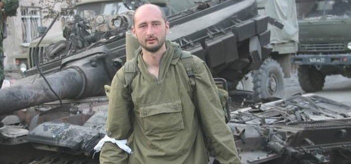 Ruského opozičního novináře Arkadije Babčenka měli dle původních zpráv zastřelit v Kyjevě