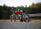 Čeští bratři zajímavě přestavují motorky, z Babetty udělali café racer. A teď se vrhli i na auto