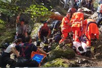 Muž spadl do desetimetrové propasti, zraněnému pomáhali zdravotníci, hasiči i turisti