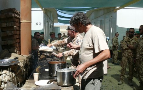 Babica připravuje přílohu k hlavnímu jídlu pro české vojáky v afghánském Lógaru.