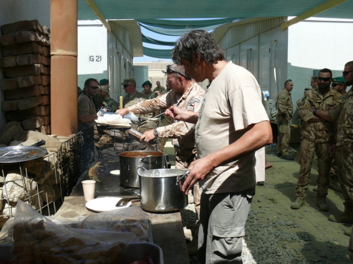 Přiotráveným vojákům v Afghanistánu  „Aby už nikoho nenapadlo zvát jim jako kuchaře Jiřího Babicu.“