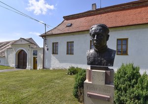 Busta místního faráře Václava Drboly odsouzeného komunistickým režimem k trestu smrti před farou v Babicích na Třebíšsku na snímku z 28. června 2021.