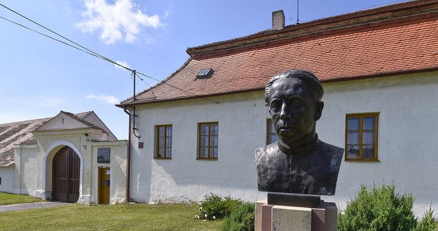 Zastřelení tří komunistů vedlo k odvetě proti církvi: Před 70 lety se v Babicích odehrál podivný případ