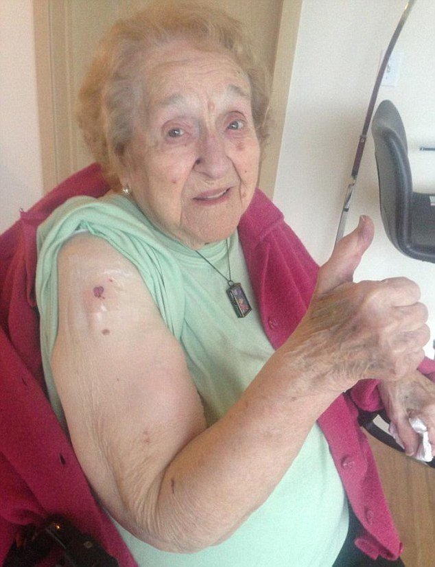 Žena si ve 103 letech nechaal udělat první tetování.