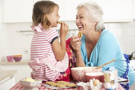 Prarodiče, kteří hlídají svá vnoučata, žijí déle. Vědci vysvětlují proč!
