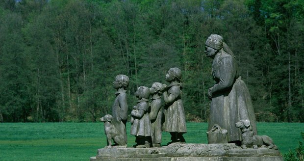 Sousoší babička s dětmi v Babiččině údolí v Ratibořicích. 
