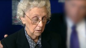 Audrey Hingstonová (†81) ubodala v roce 2003 nemohoucího manžela. V televizi pak prosila veřejnost o pomoc dopadení dvou mužů, které z vraždy obvinila.