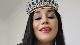 Na sociálních sítích se Marivic Sharpová chlubí svým tělem v těsných šatech a titěrných bikinách. Něktěří ji nazývají „sexy babičkou“
