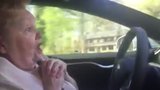 Řvoucí babička se stala hitem internetu: Posadili ji do samořídícího auta