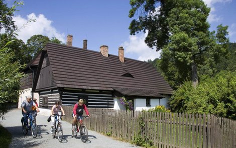 Babiččino údolí je jedno z nejnavštěvovanějších míst v Česku. Můžete sem i na kole.