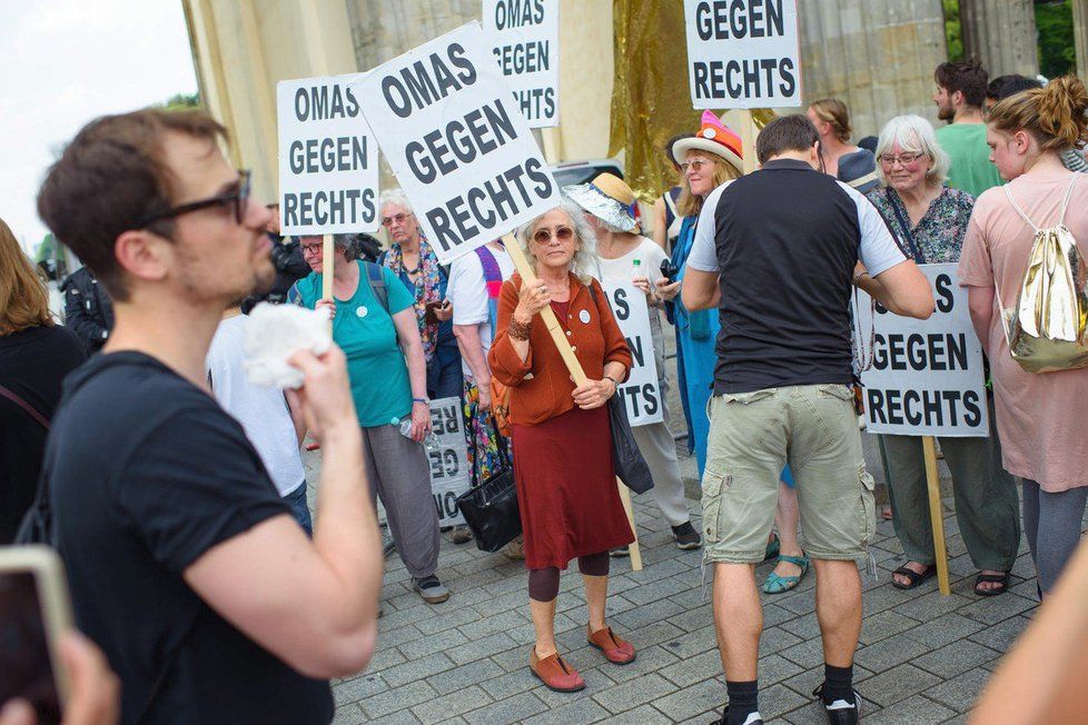 V Rakousku se protivládních demonstrací účastní seniorky. Říkají si Babičky proti pravici a chtějí lepší budoucnost pro svá vnoučata