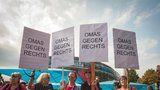 „Koukejte, babičky!“ V Rakousku bojují s populisty seniorky, objíždí demonstrace