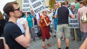 V Rakousku se protivládních demonstrací účastní seniorky. Říkají si Babičky proti pravici a chtějí lepší budoucnost pro svá vnoučata