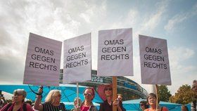 V Rakousku se protivládních demonstrací účastní seniorky. Říkají si Babičky proti pravici a chtějí lepší budoucnost pro svá vnoučata