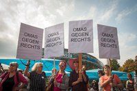 „Koukejte, babičky!“ V Rakousku bojují s populisty seniorky, objíždí demonstrace