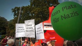 V Rakousku se protivládních demonstrací účastní seniorky. Říkají si Babičky proti pravici a chtějí lepší budoucnost pro svá vnoučata