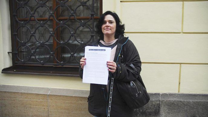 Aktivistka se uvázala nedaleko Poslanecké sněmovny