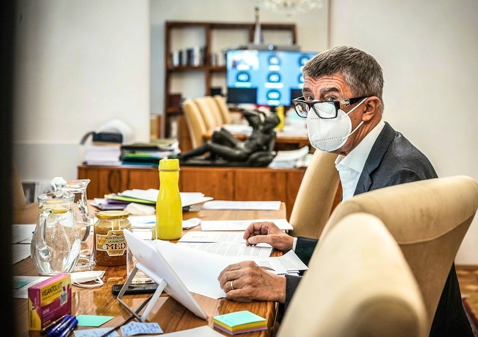Premiér Andrej Babiš (ANO) ve své pracovně, na stole má vitamin D, náhradní respirátor a med.