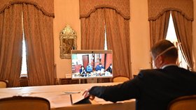 Premiér Andrej Babiš (ANO) během jednání vlády v době koronavirové krize (17.4.2020)