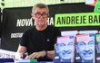 Premiér Andrej Babiš (ANO) a jeho kampaň v Průhonicích, které se postavily do cesty kříže na dlažbě (7. 8. 2021)