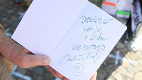 Premiér Andrej Babiš (ANO) a jeho kampaň v Průhonicích, které se postavily do cesty kříže na dlažbě (7. 8. 2021)