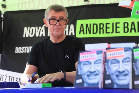 Premiér Andrej Babiš (ANO) a jeho kampaň v Průhonicích, které se postavily do cesty kříže na dlažbě (7. 8. 2021)