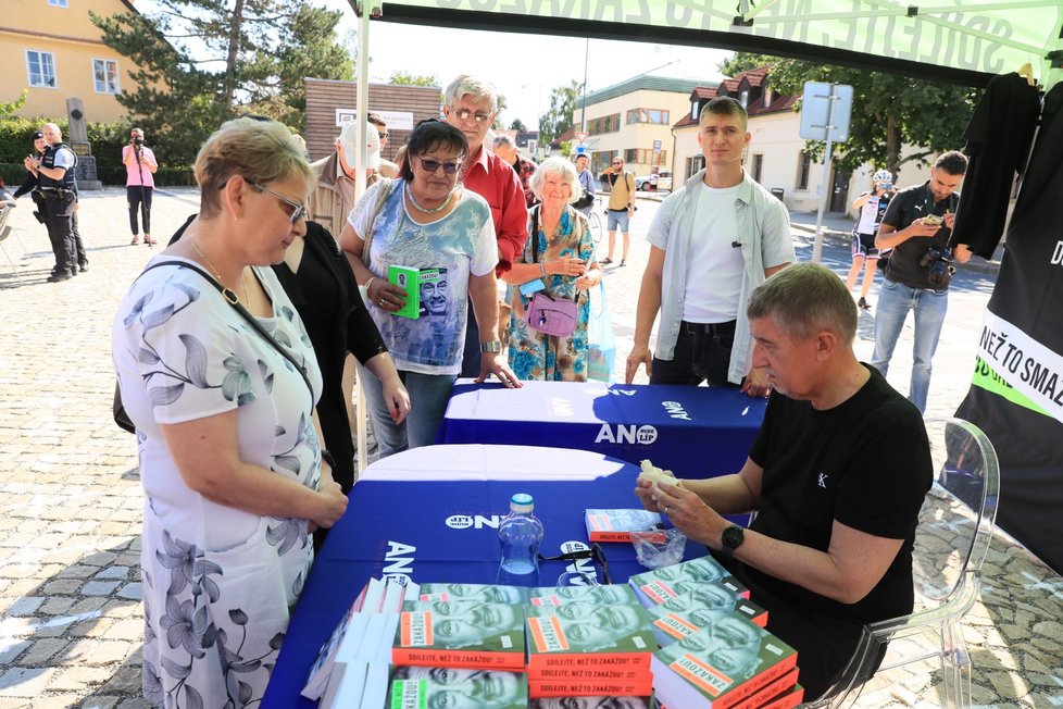 Premiér Andrej Babiš (ANO) a jeho kampaň v Průhonicích, které se postavily do cesty kříže na dlažbě (7. 8. 2021)