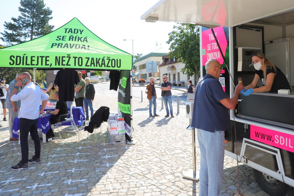 Premiér Andrej Babiš (ANO) a jeho kampaň v Průhonicích, které se postavily do cesty kříže na dlažbě (7. 8. 2021)