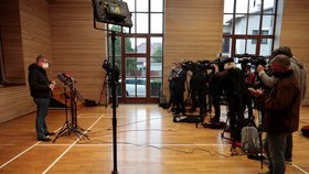 Premiér Andrej Babiš (ANO) a jeho tisková konference v Průhonicích (10. 10. 2020)