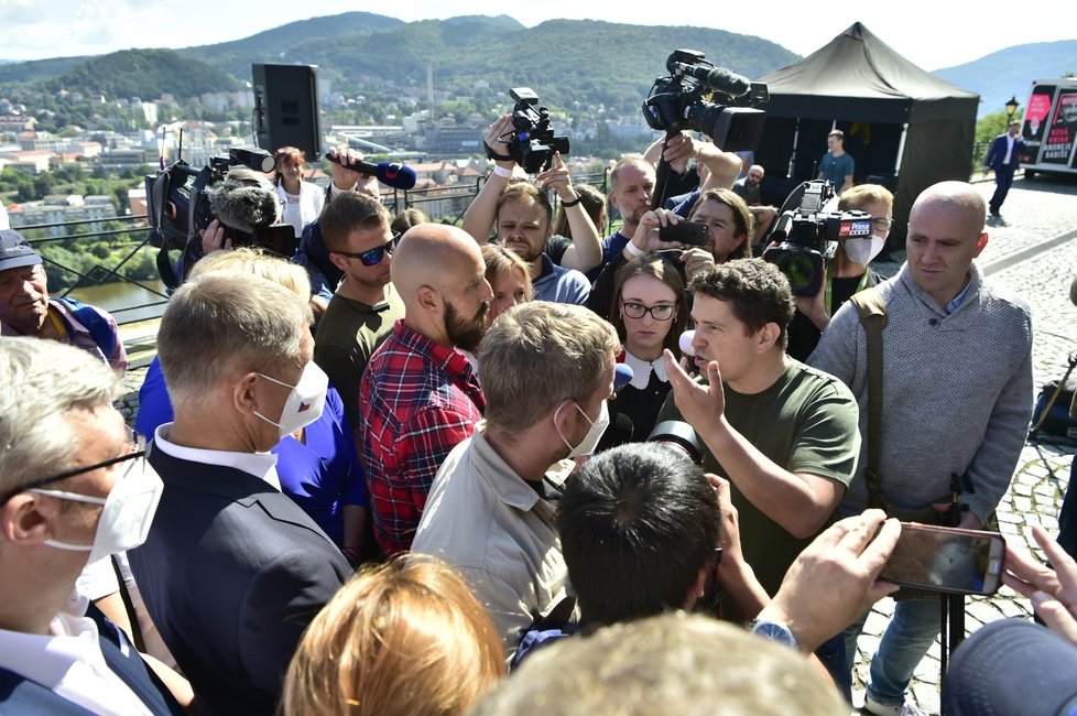 Za premiérem Andrejem Babišem (ANO) dorazil na zahájení kampaně na Ústecku i jeho syn Andrej Babiš ml. (2. 9. 2021).