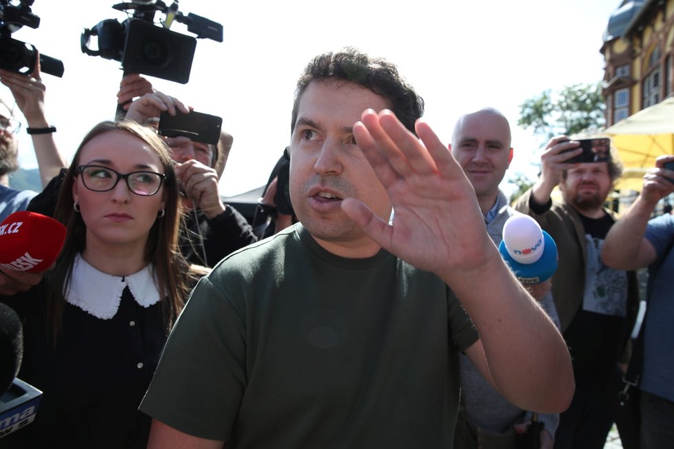 Za premiérem Andrejem Babišem (ANO) dorazil na zahájení kampaně na Ústecku i jeho syn Andrej Babiš ml. (2. 9. 2021)