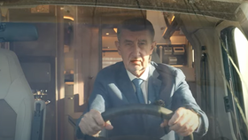 Bývalý premiér Andrej Babiš (ANO) ohlásil nákup obytného auta (27. 12. 2021)