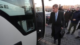 Babišův kabinet vyrazil autobusem před jmenováním uctít památku TGM do Lán.