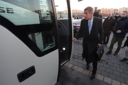 Babišův kabinet jel naposledy autobusem do Lán.