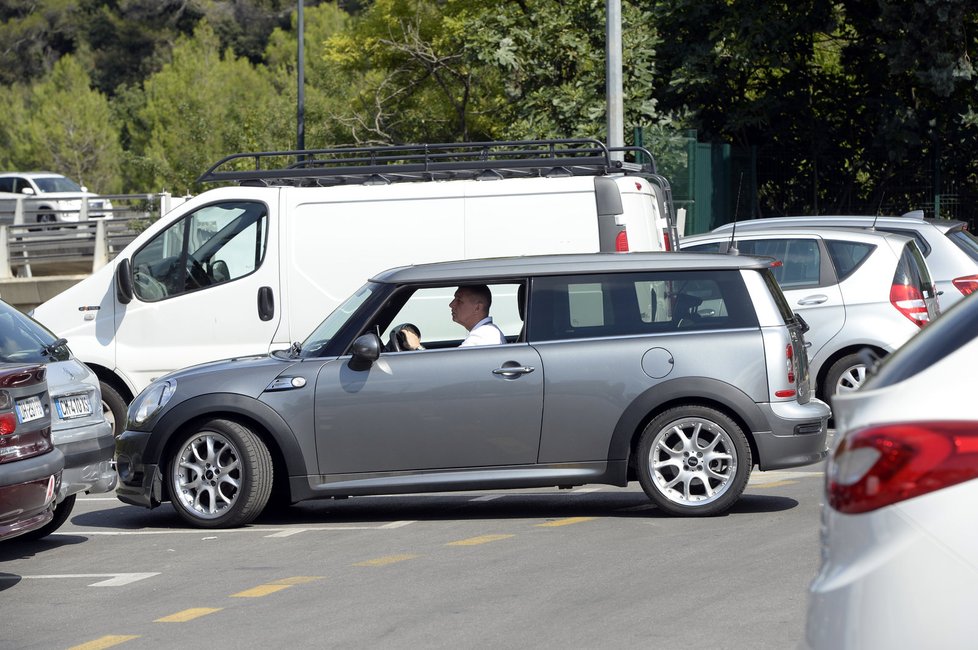 Andrej Babiš parkuje se svým mini na parkovišti.