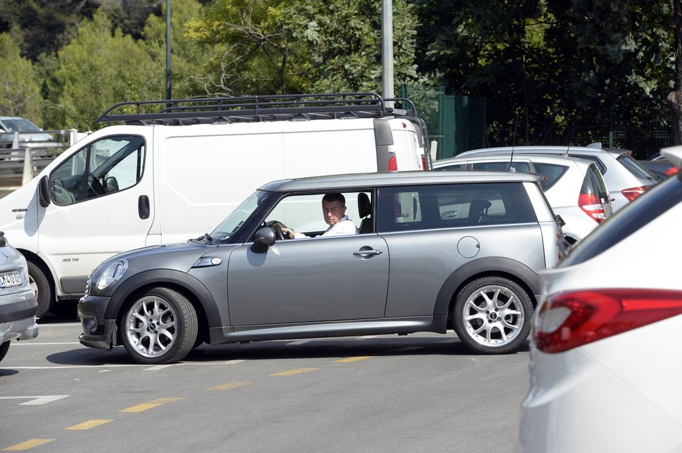 Při parkování byl Babiš ostražitý, aby neodřel jiná auta.