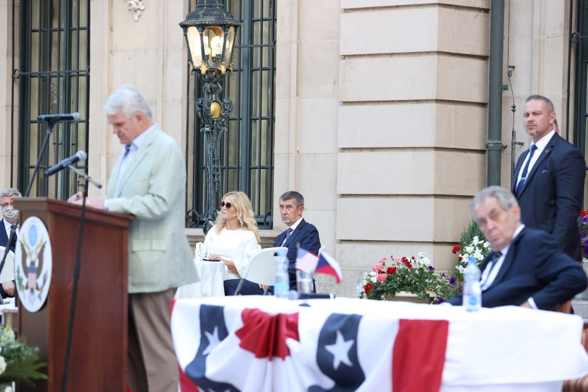 Oslavy 244. výročí Dne nezávislosti USA: Stephen B. King, Monika Babišová, Andrej Babiš a Miloš Zeman (30. 6. 2020)